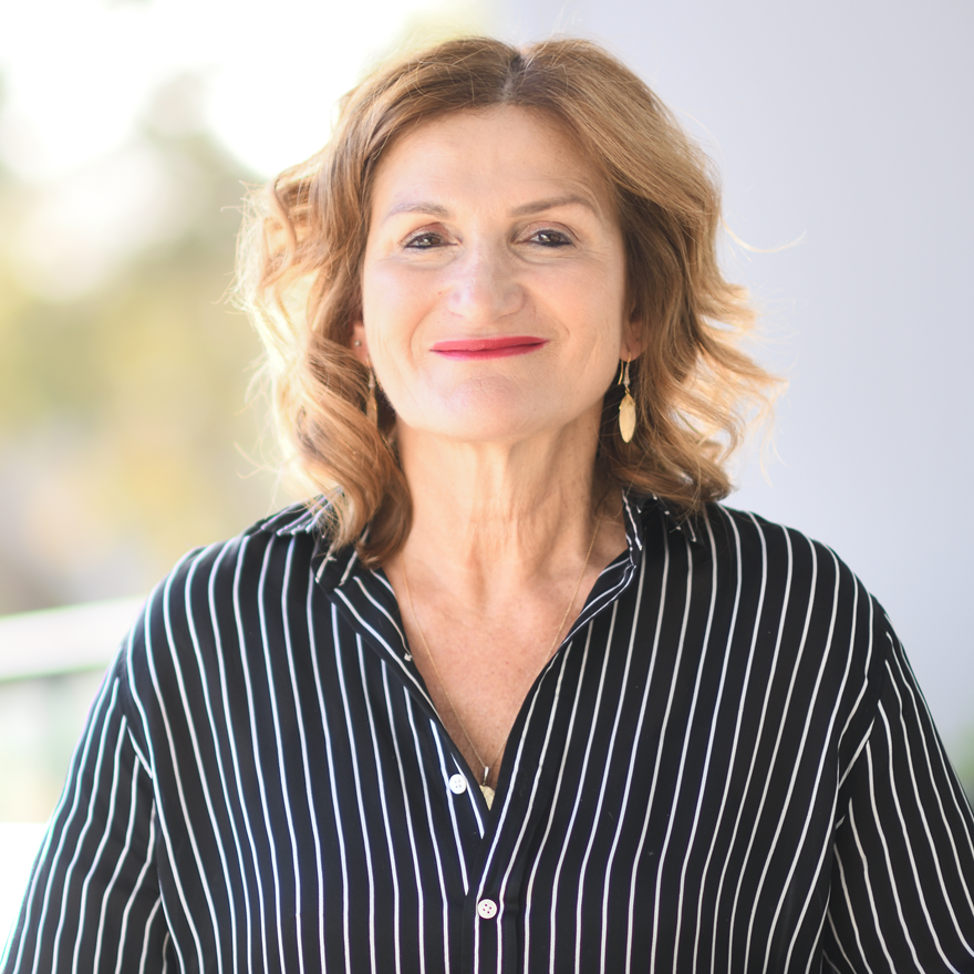 Violet-Roumeliotis smiling at the camera