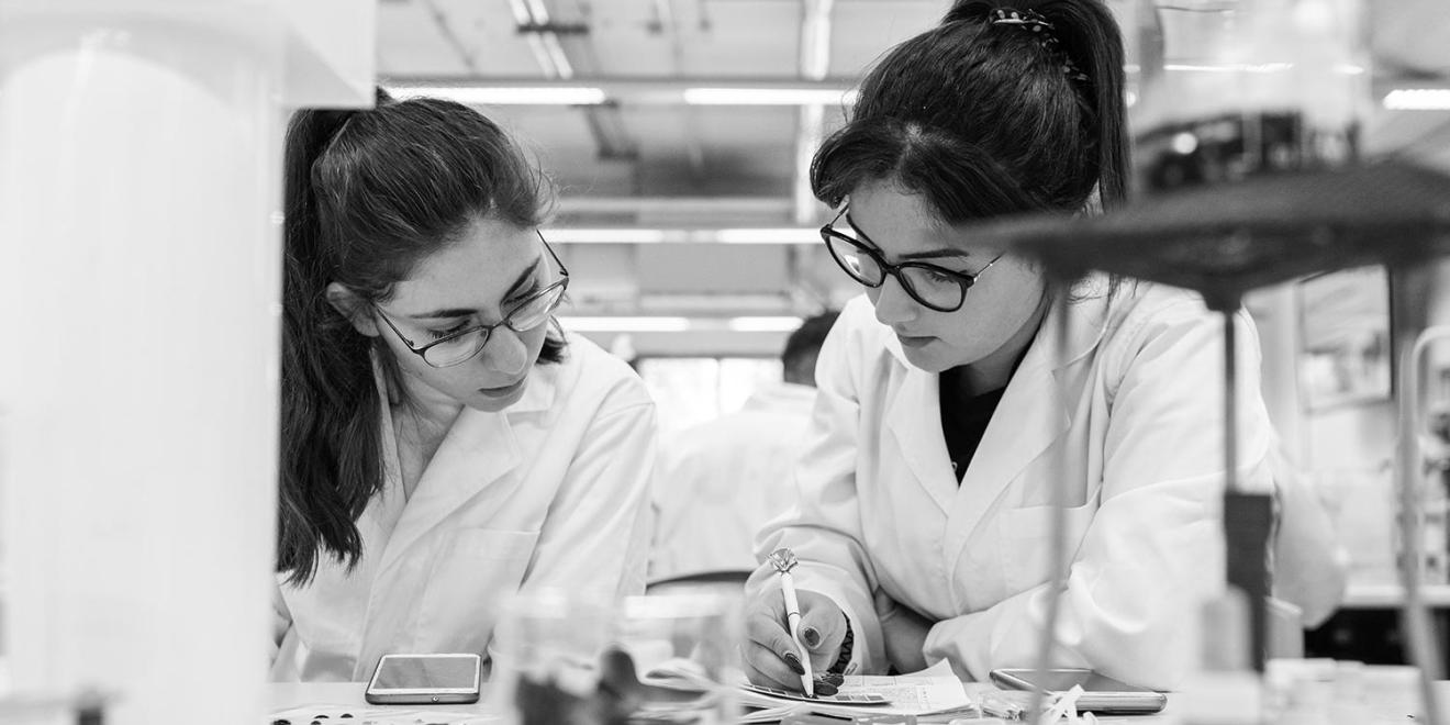 High school students in a lab.