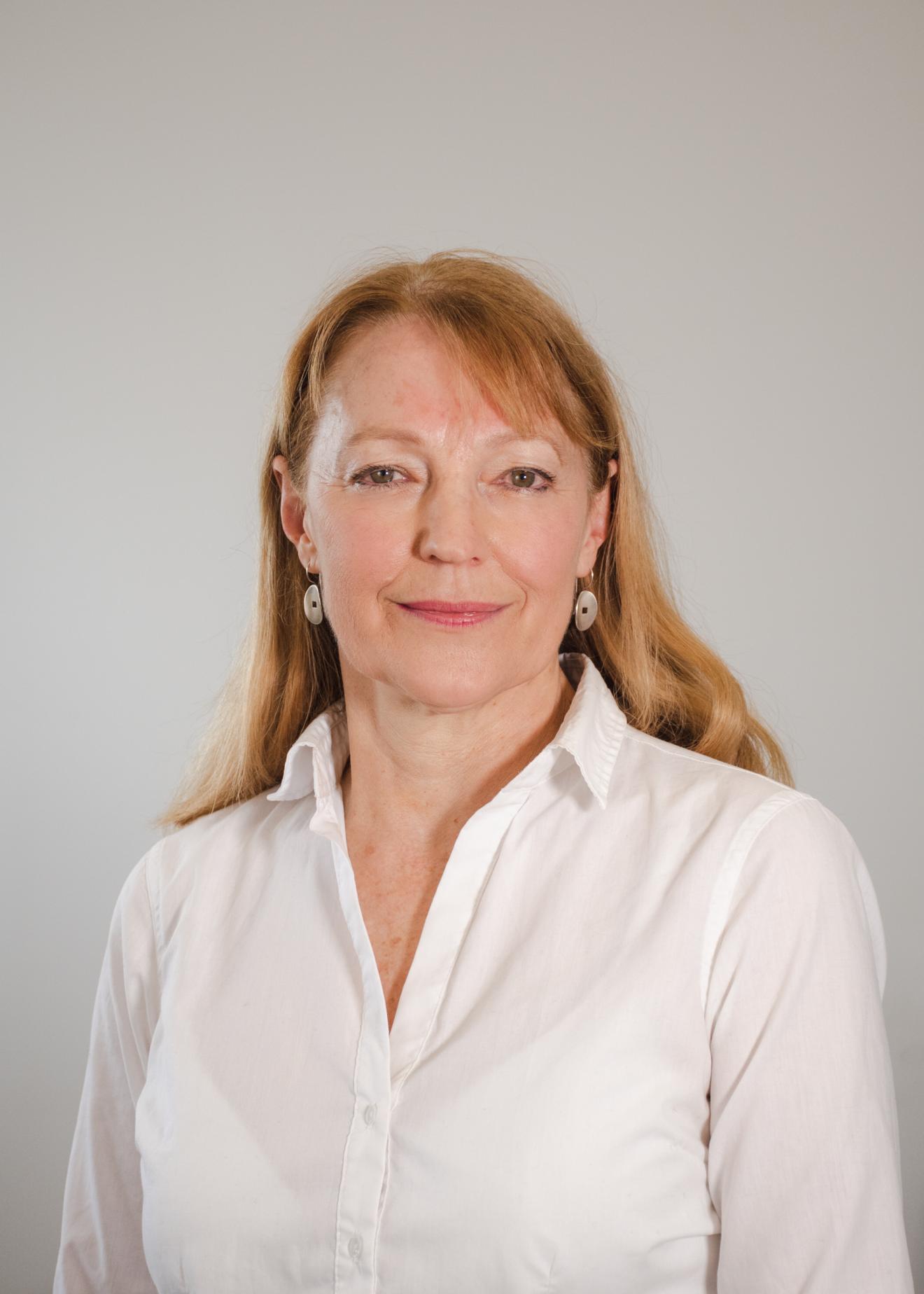 Headshot - Edwina Deakin