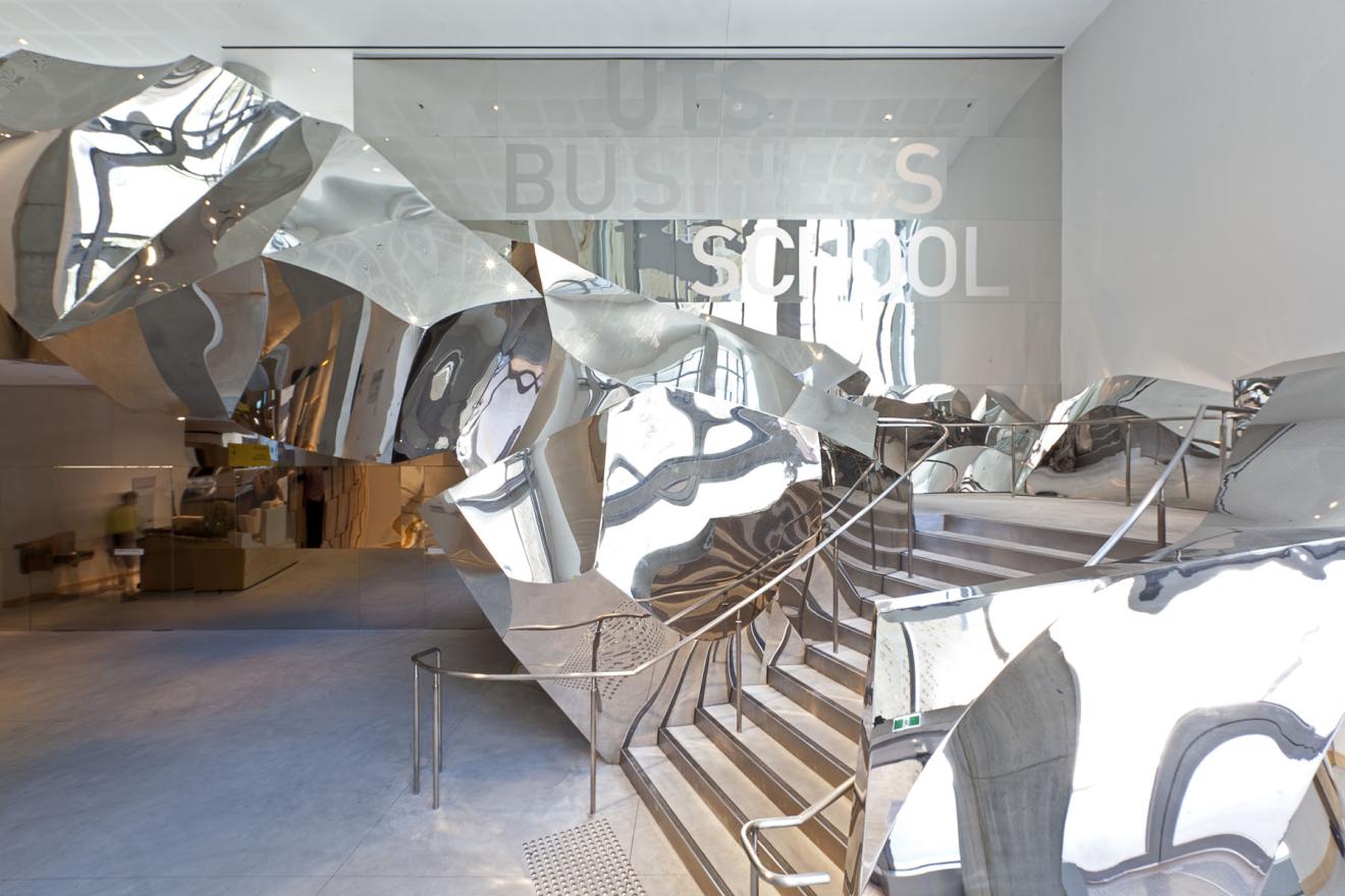 The striking stainless steel staircase lends a sculptural focal point to the main lobby and reflects the movement of both people and ideas. It starts from level 2 at the Ultimo Road entry and connects to student spaces on level 3. 