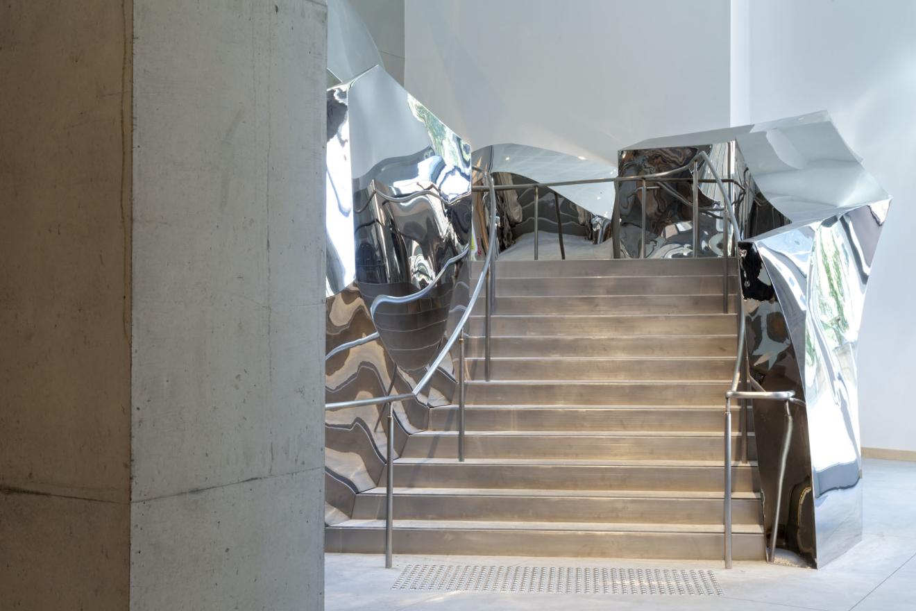 The striking stainless steel staircase lends a sculptural focal point to the main lobby and reflects the movement of both people and ideas. It starts from level 2 at the Ultimo Road entry and connects to student spaces on level 3. 