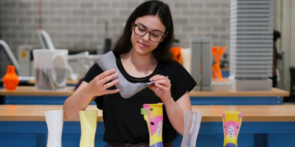 girl looking printing 3D