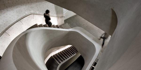 Students walking down stairs in building 7 UTS