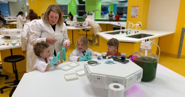 Dr Alex Thomson teaches kids about algae.