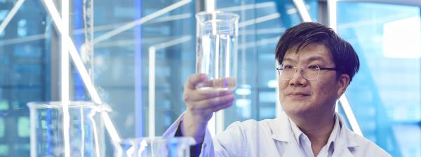 Professor Hokyong Shon analysing water samples