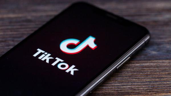 800x450 Tik Tok application icon on Apple iPhone X screen close-up