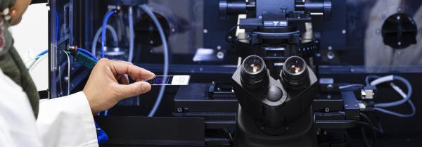 Photo of microscope in UTS Microbial Imaging Facility