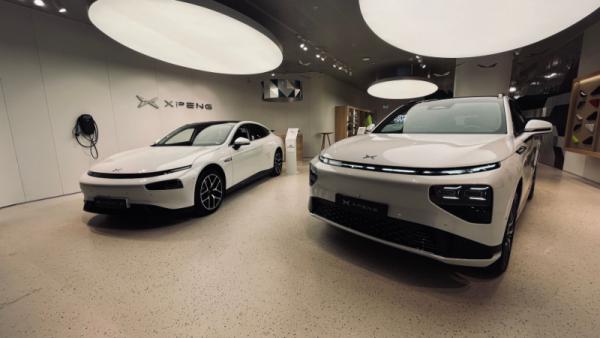 800x450 XPENG car showroom