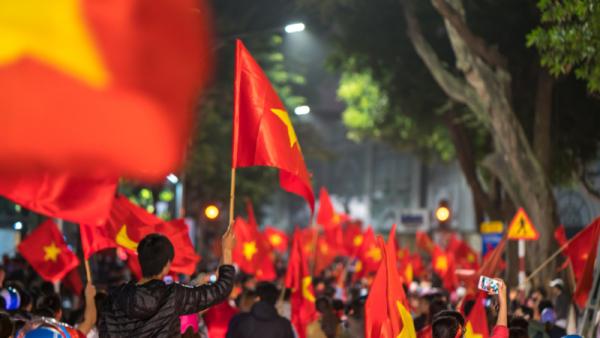 800x450 Blurred background of Vietnamese crowd