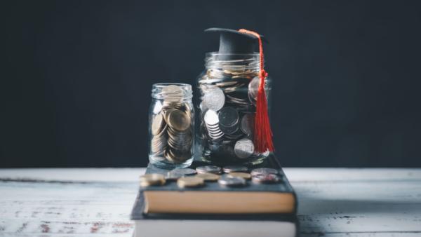 800x450 coins in jars on books