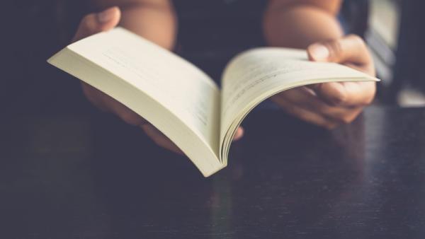 800x450 hands holding book open