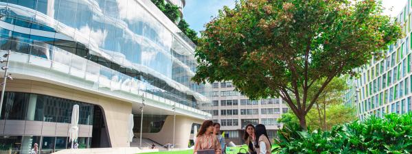 Students sitting at UTS alumni green amongst the greenery 2025 QS Sustainability Rankings homepage banner