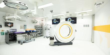 A Stryker Aero CT scan sits in the middle of a laboratory.