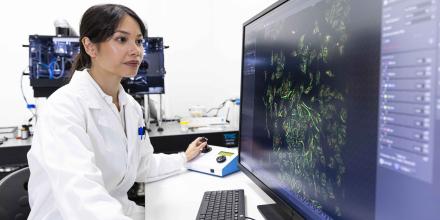 Dr Alison Ricafrente in the lab