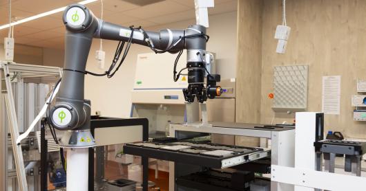 a robot sorts through trays of different types of algae.