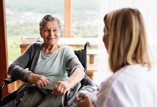 Woman in a wheelchair speaks to a therapist