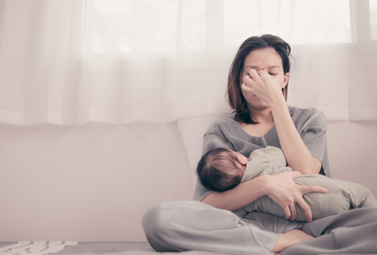 tired mum breastfeeding