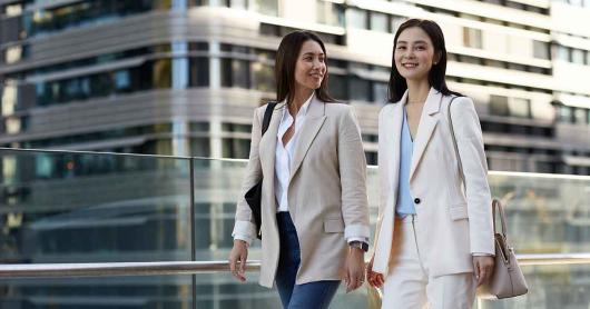 Two women walking along the balcony of the Univesity of Technology Sydney Library