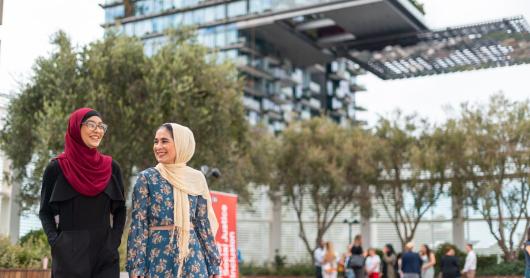 2 students on UTS campus