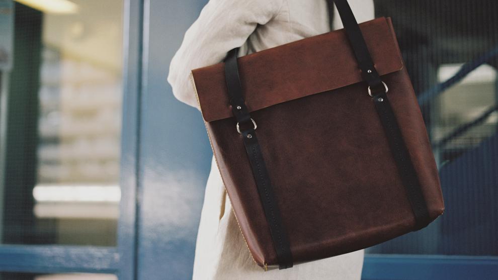 Brown shoulder bag on someone's shoulder.