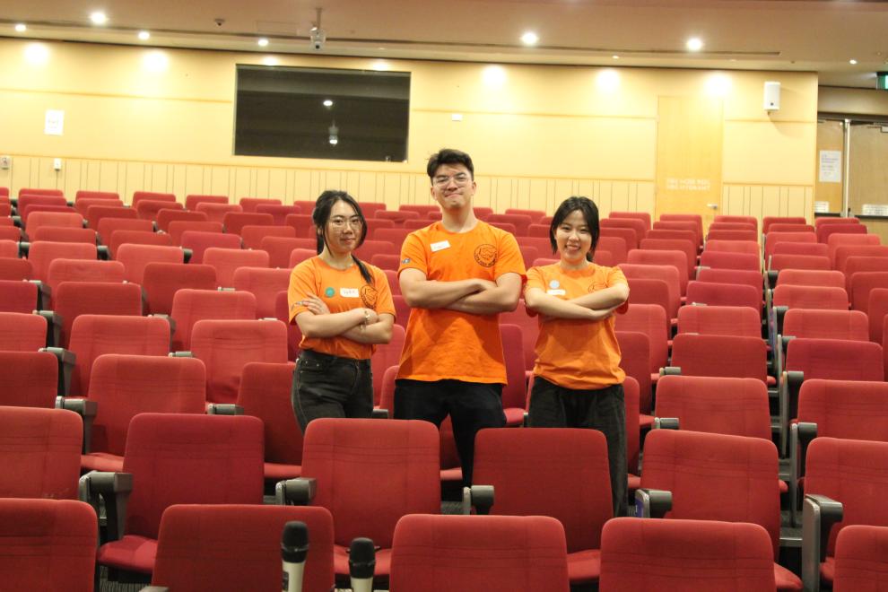 Peer Networkers with their arms crossed in an auditorium