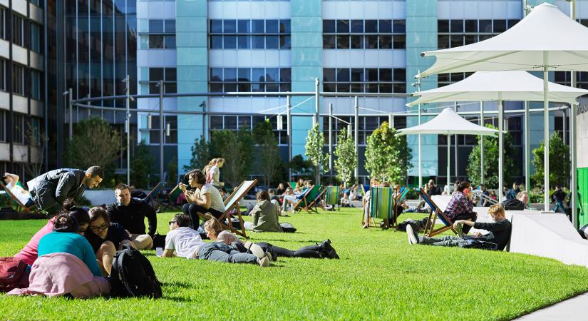 Students on Alumni Green