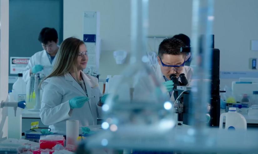 Olga Shimoni and Dayong Jin in the laboratory.