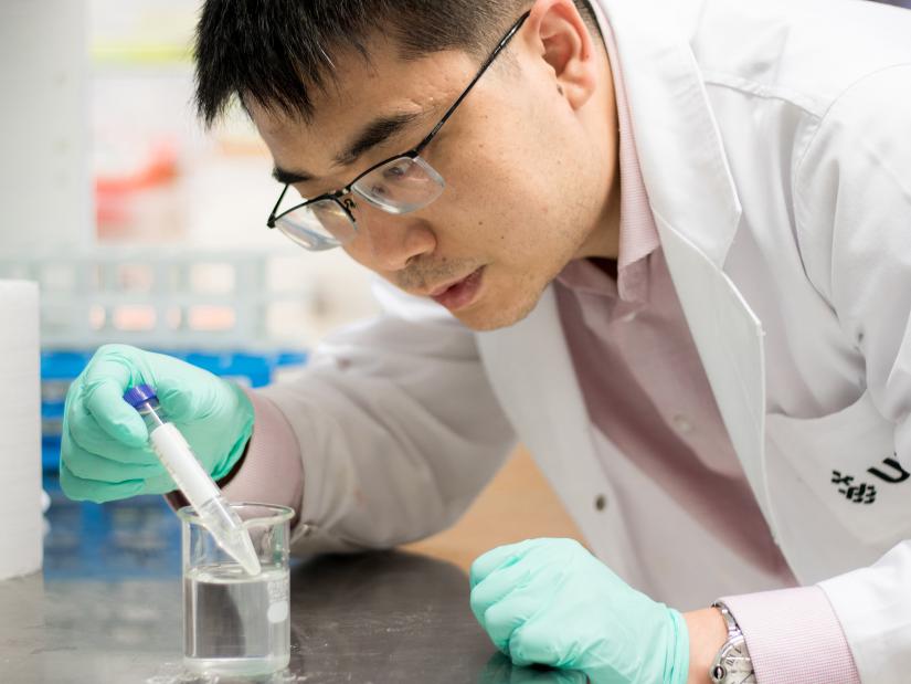 SDG UTS professor working in a lab