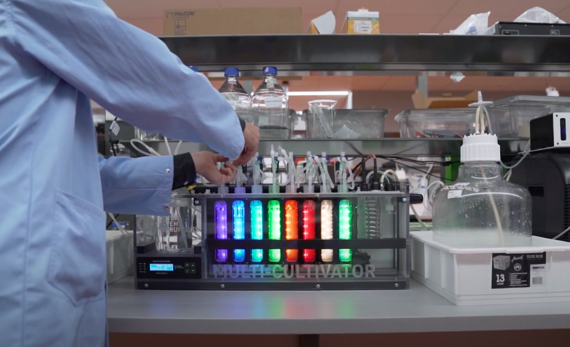 A photobioreactor that can adjust growing conditions for algae 