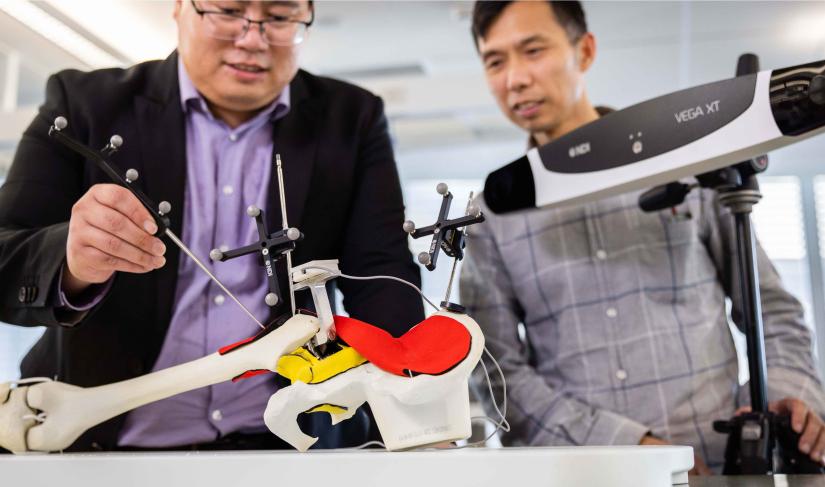 Professor Shoudong Huang and Dr Liang Zhao work collaboratively.