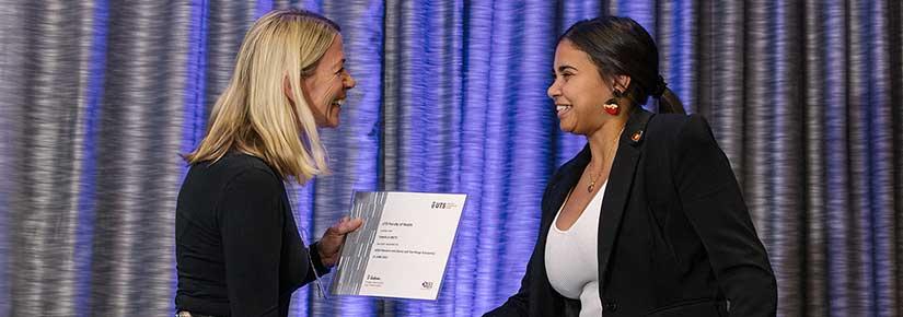 Amanda Bartlett and Tamarla Smith shaking hands on stage 