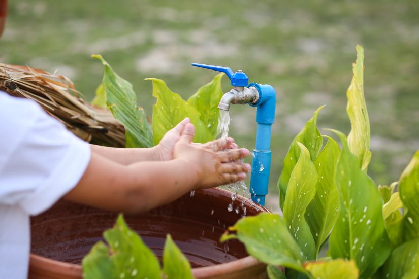 Child washing hands 