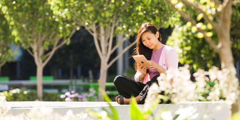 Student on alumni Green