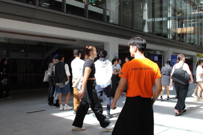 Peer Networker guiding students on a campus tour.