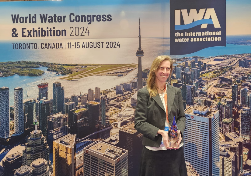 ISF's Juliet Willetts receiving the IWA Gender Diversity and Water Award