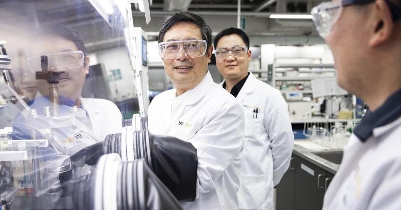 Photo of Professor Guoxiu Wang in the lab