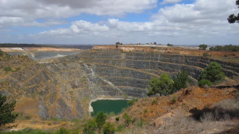 The open pit of the Greenbushes mine, Western Australia, seen from the public mine lookout (Calistemon / WIkimedia Commons)