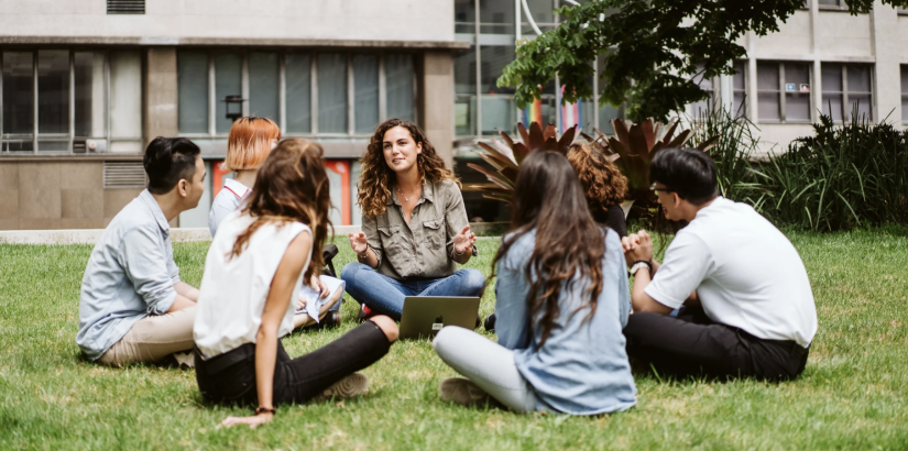 Group of UTS students on the Alumni Green chatting