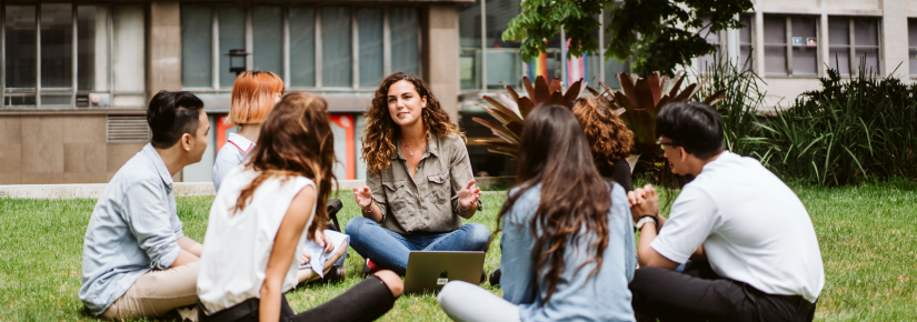 Group of UTS students on the Alumni Green chatting