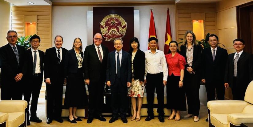 UTS Vice Chancellor, Prof. Andrew Parfitt, UTS delegation, and DFAT representatives discussed about the Centre with Vietnam's MoIC Deputy Minister, Mr. Phan Tam in Hanoi, November 2024 (photo by UTS)