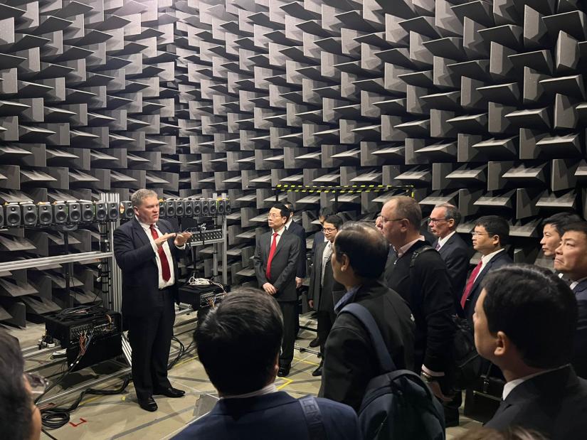 Vietnam Minister of Ministry of Science and Technology, Mr. Nguyen Manh Hung and delegation at UTS Tech Lab in 2023 (photo by UTS)