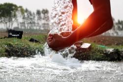 Man washing his hands