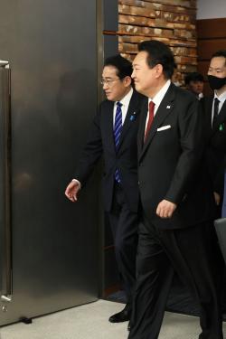 Japanese Prime Minister Kishida Fumio and South Korean President Yook Suk Yeol head to the Japan-South Korea summit plenary meeting at the prime ministerial office in Tokyo, Japan on March 16 2023 (Prime Minister’s Office of Japan)