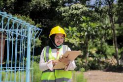 Female worker with clipboard.